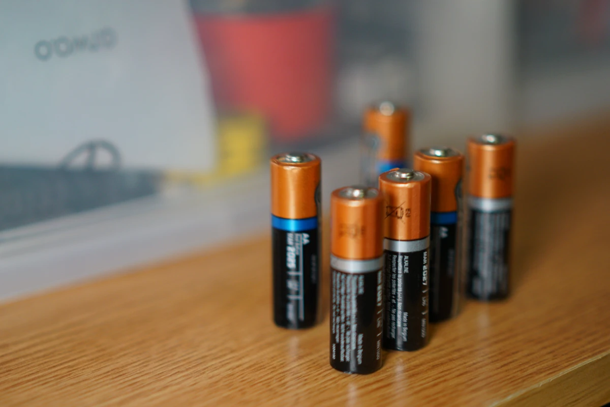 Sécurité des batteries Tesla : une conformité rigoureuse aux normes internationales
